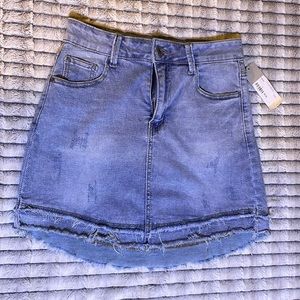 Never worn Lizard Thicket denim skirt. Tags still on